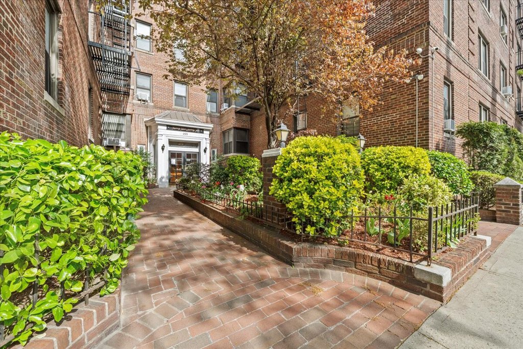 2375 Ocean Avenue, Unit 5D photo 2