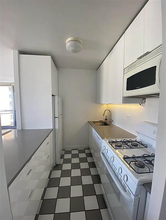 500 West 43rd Street, Unit 27E photo 4