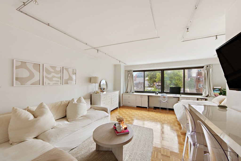 201 West 21st Street, Unit 6H