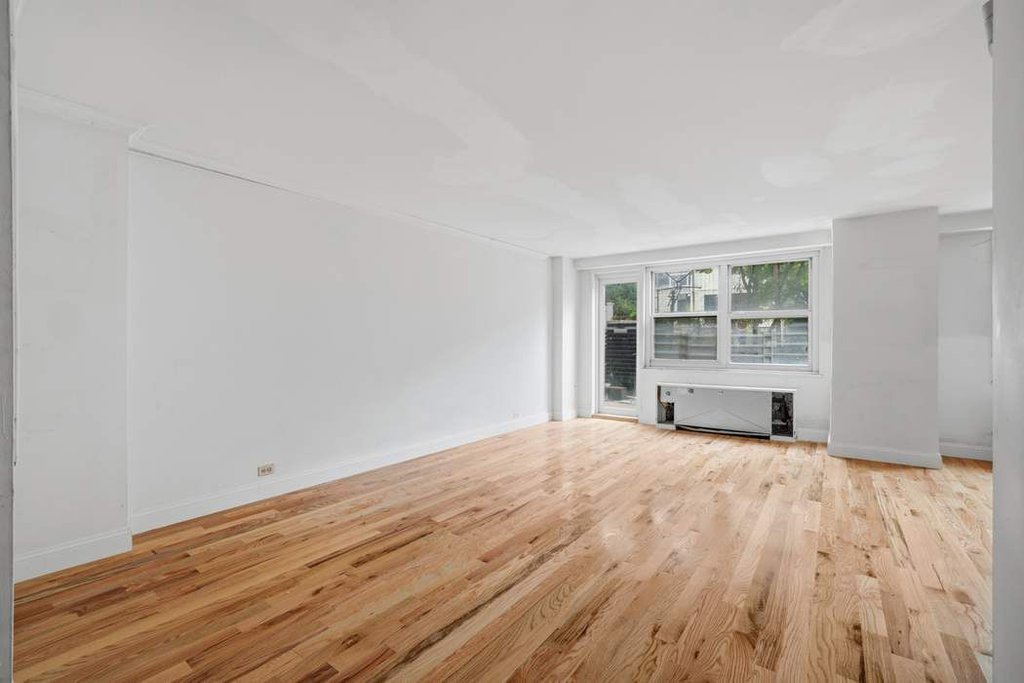 360 West 22nd Street, Unit 1R photo 2