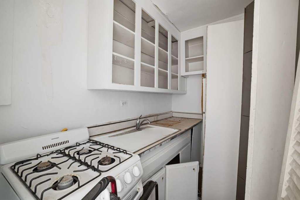 360 West 22nd Street, Unit 1R photo 10