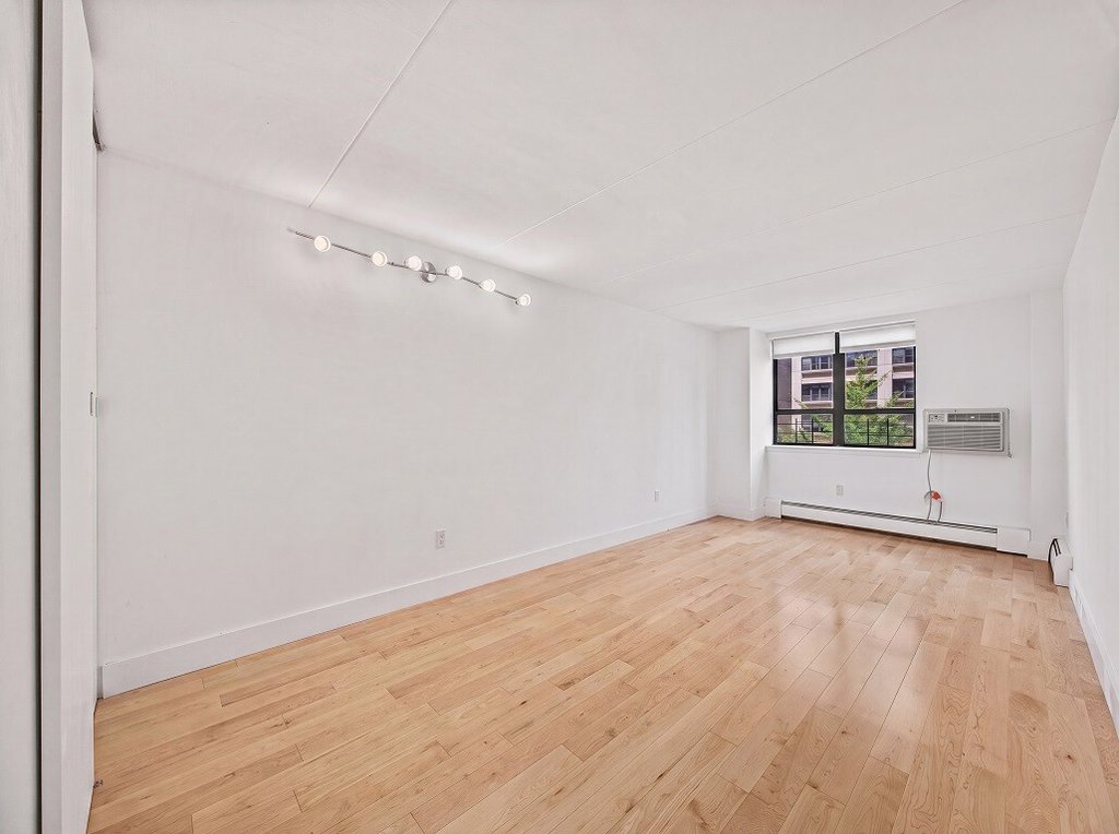 220 Manhattan Avenue, Unit 2N photo 2