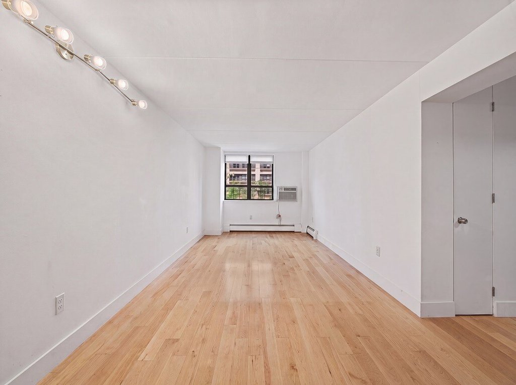 220 Manhattan Avenue, Unit 2N photo 3