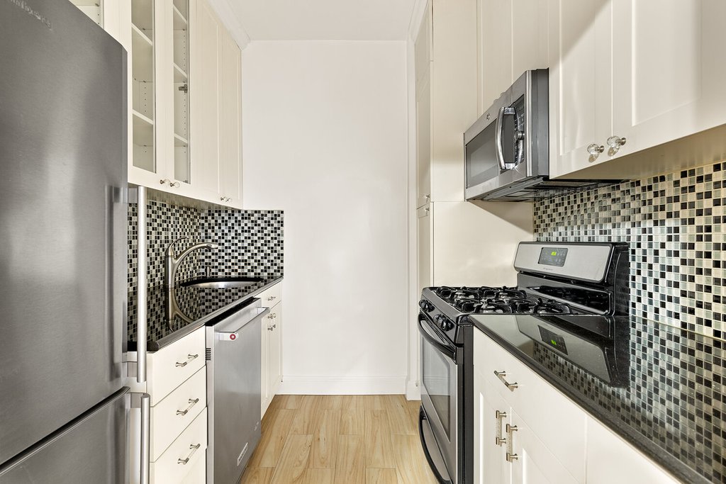 340 East 64th Street, Unit 11A photo 3
