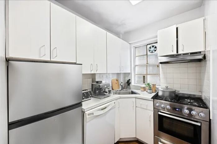 321 East 48th Street, Unit 9D photo 11
