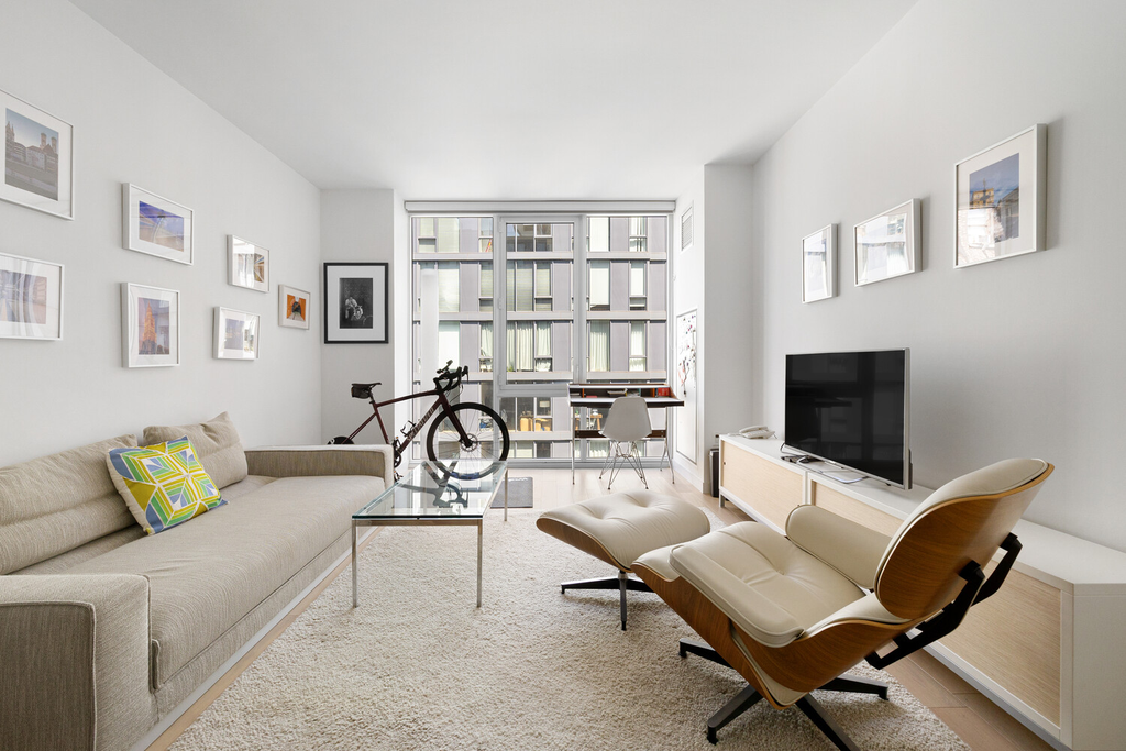 545 West 48th Street, Unit 404S