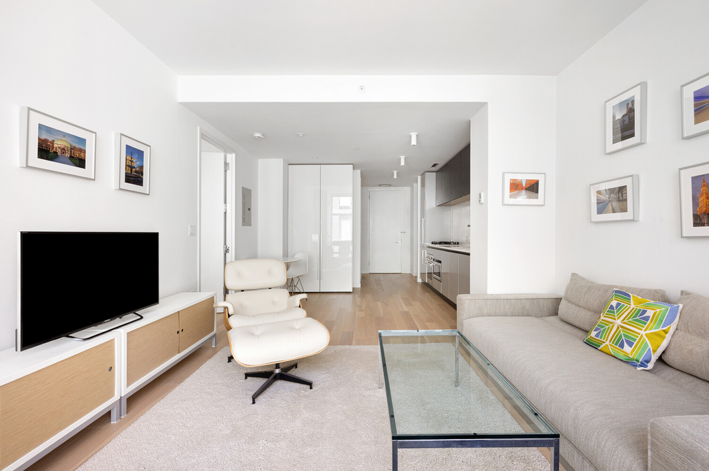 545 West 48th Street, Unit 404S photo 2