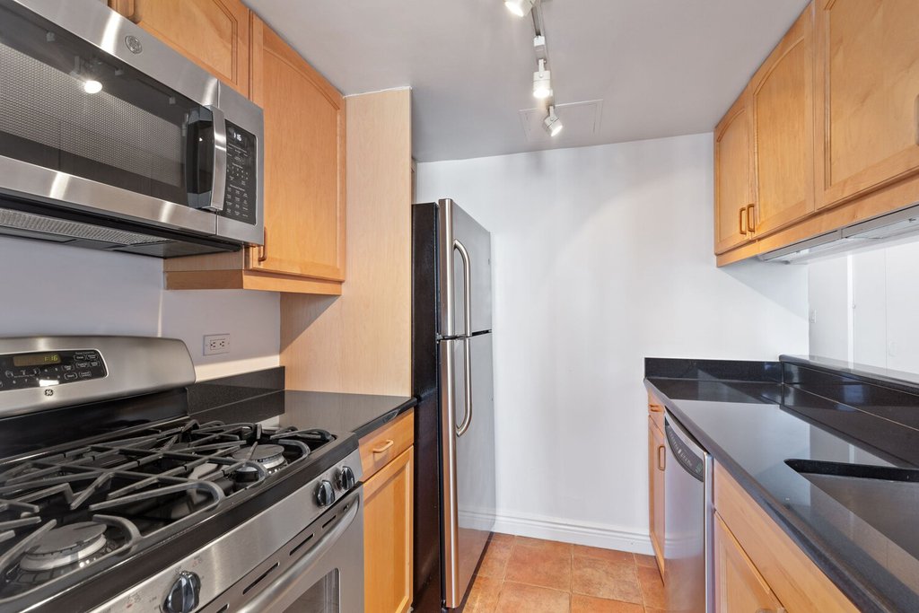 377 Rector Place, Unit 15C photo 2