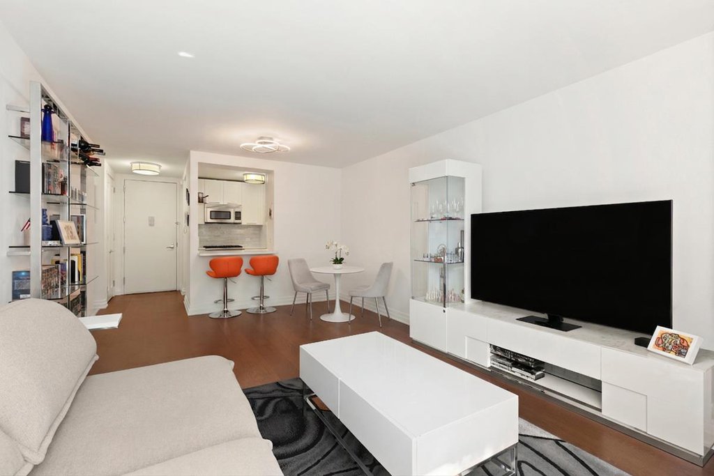 200 East 94th Street, Unit 125 photo 2