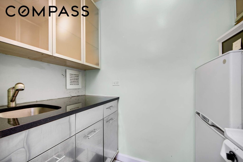 330 East 70th Street, Unit 4G photo 4