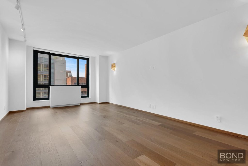 1 Irving Place, Unit V16D photo 2