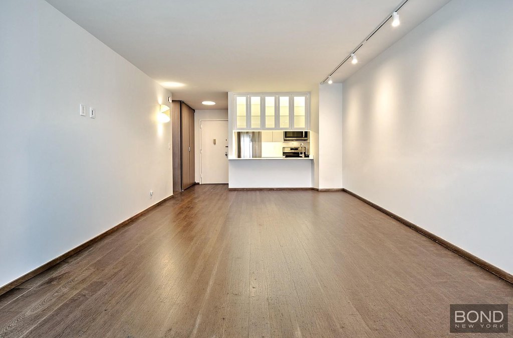 1 Irving Place, Unit V16D photo 3