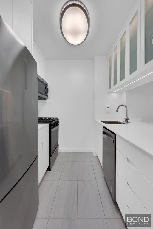 1 Irving Place, Unit V16D photo 4