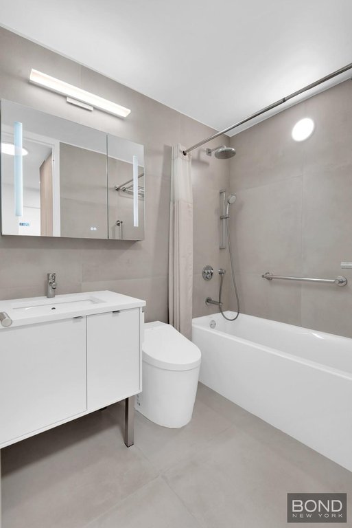 1 Irving Place, Unit V16D photo 8