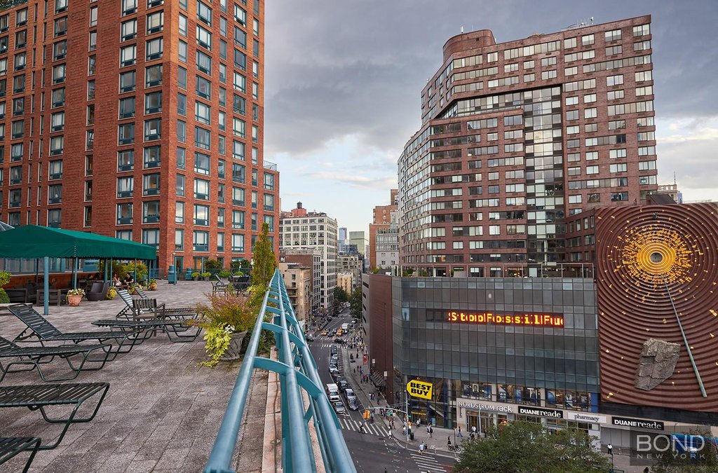 1 Irving Place, Unit V16D photo 9