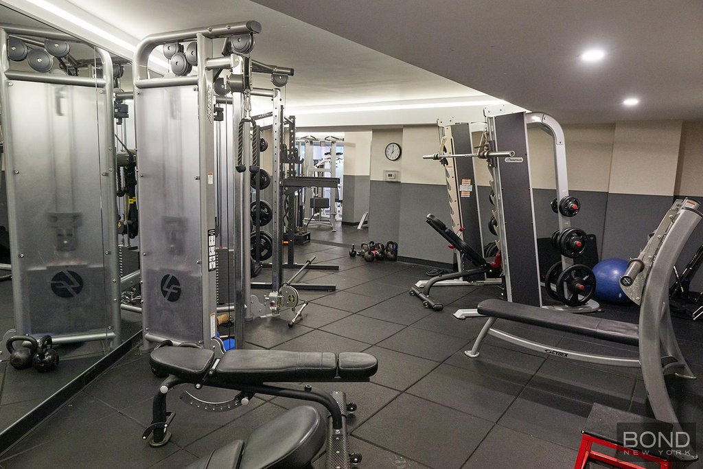 1 Irving Place, Unit V16D photo 12