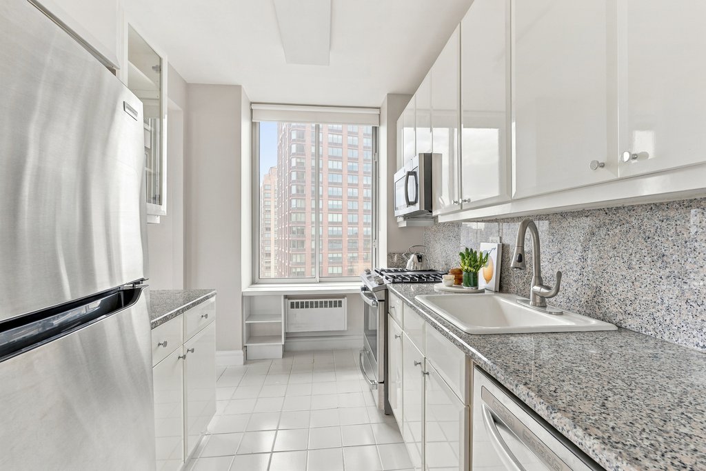 200 Riverside Boulevard, Unit 25E photo 2