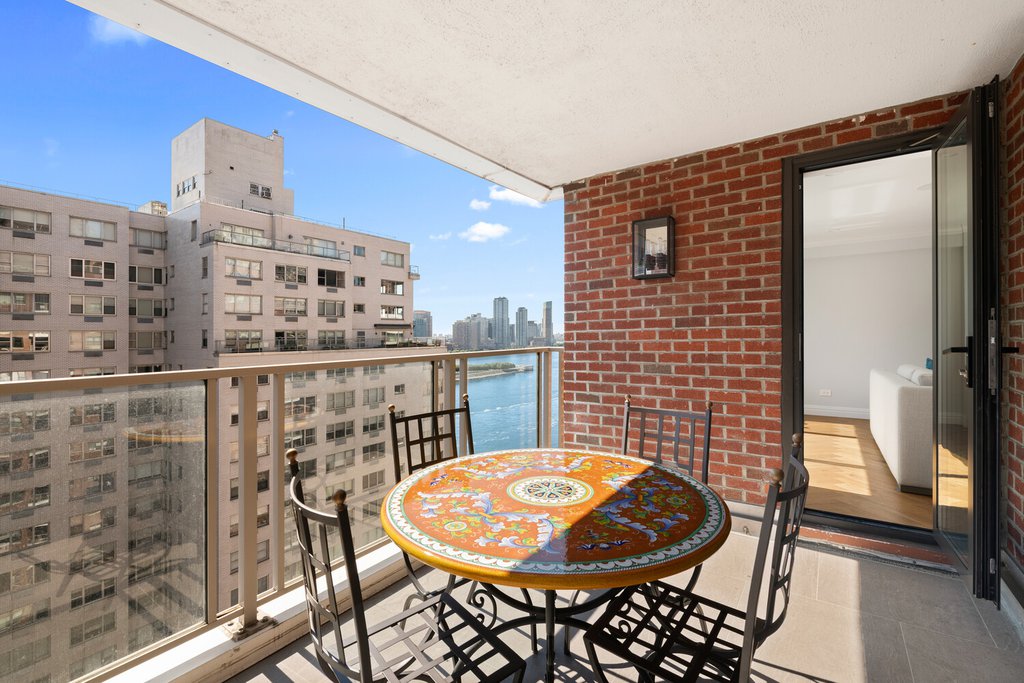 50 Sutton Place South, Unit 19A photo 6