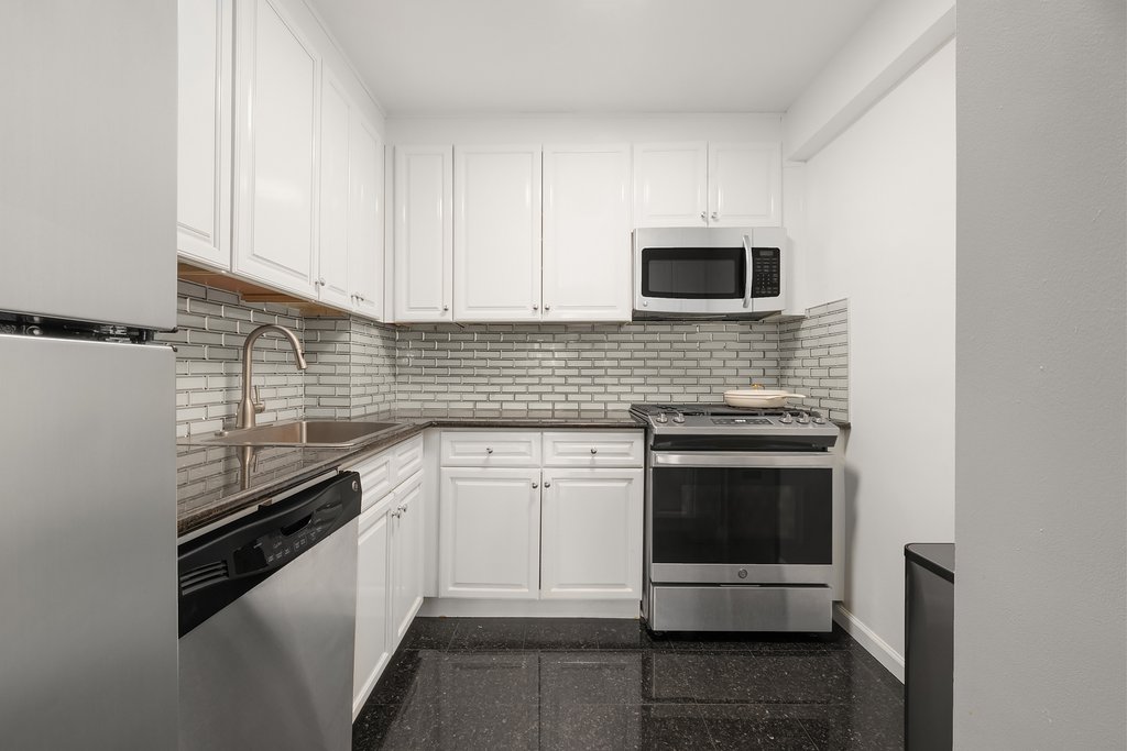 400 East 77th Street, Unit 6J