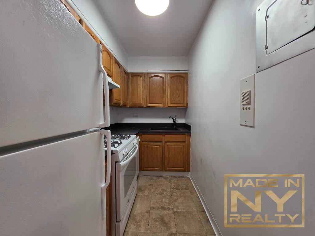 327 West 30th Street, Unit 7E photo 6
