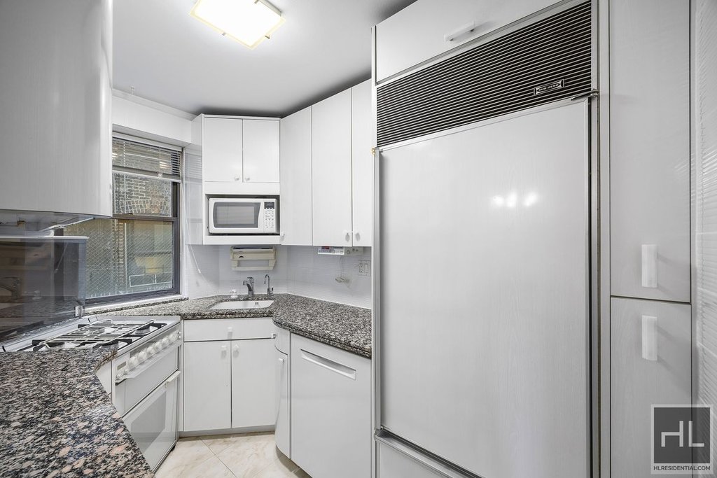 165 West 66th Street, Unit 6H photo 10