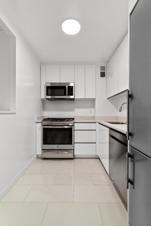305 East 24th Street, Unit 4X photo 2