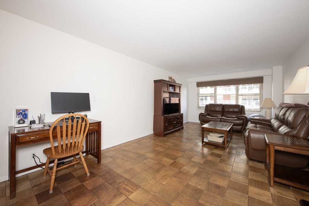 370 East 76th Street, Unit B704 photo 2