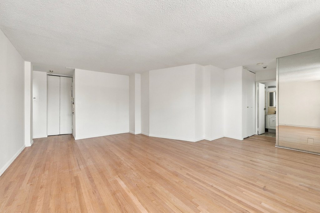 200 East 24th Street, Unit 1801 photo 2
