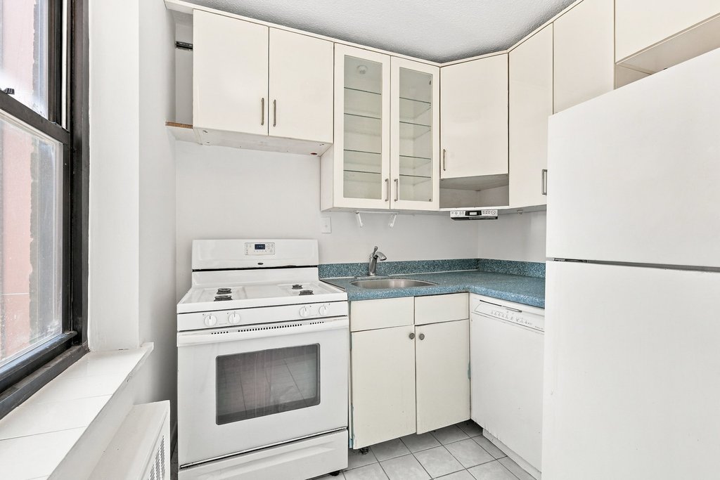 200 East 24th Street, Unit 1801 photo 5