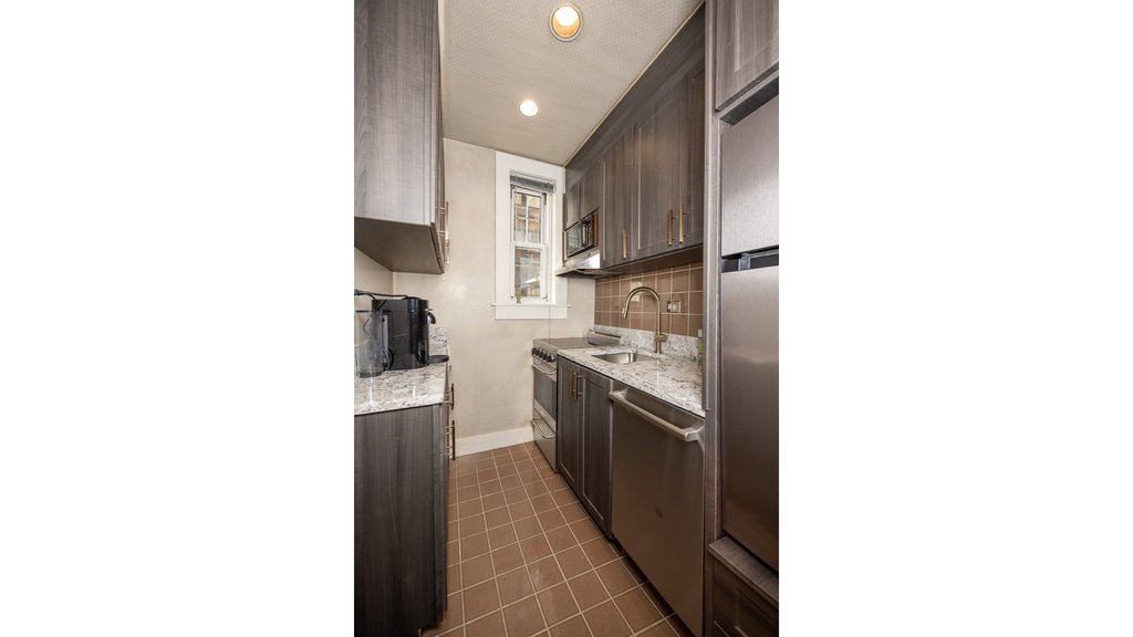 575 Park Avenue, Unit 109 photo 3