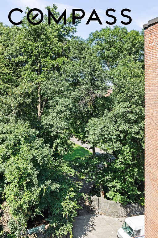 295 Bennett Avenue, Unit 8G photo 4