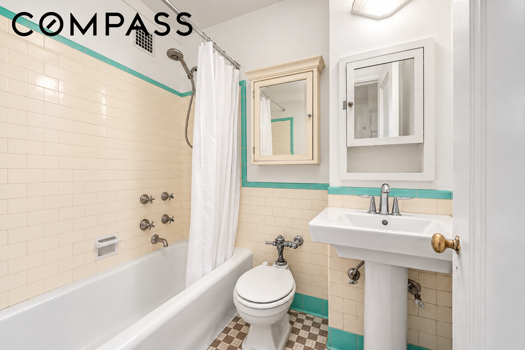 310 Riverside Drive, Unit 1011 photo 9