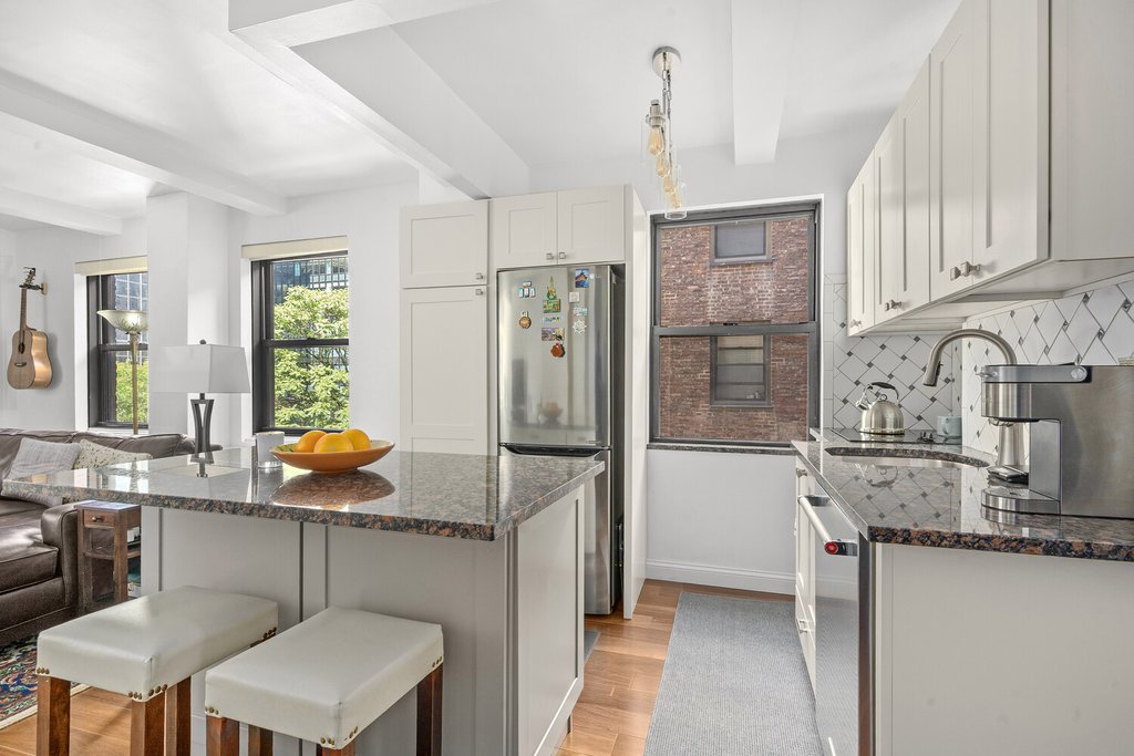 235 East 49th Street, Unit 8C photo 3
