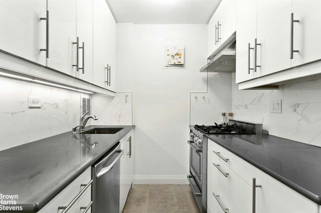 240 East 76th Street, Unit 6S photo 2