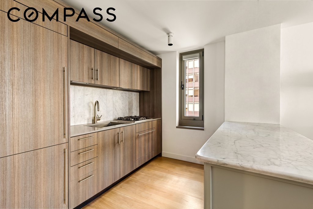 234 East 46th Street, Unit 1502 photo 2