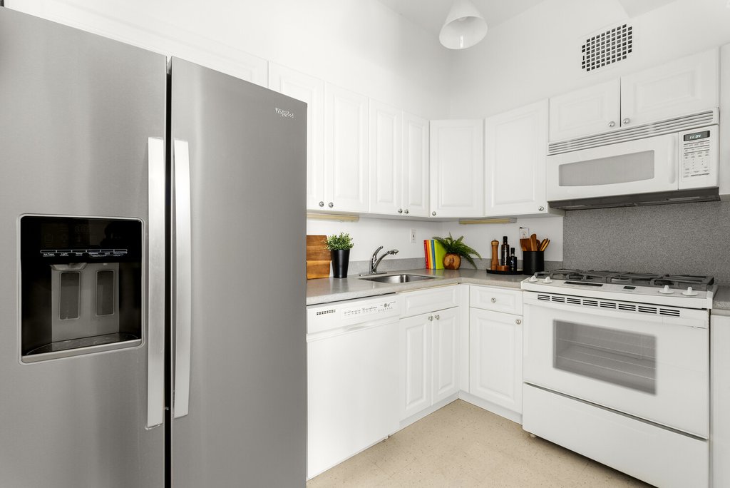 25 Sutton Place South, Unit 1I photo 4