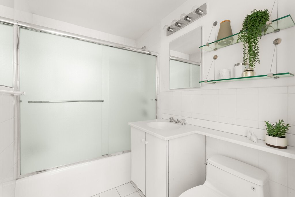25 Sutton Place South, Unit 1I photo 6