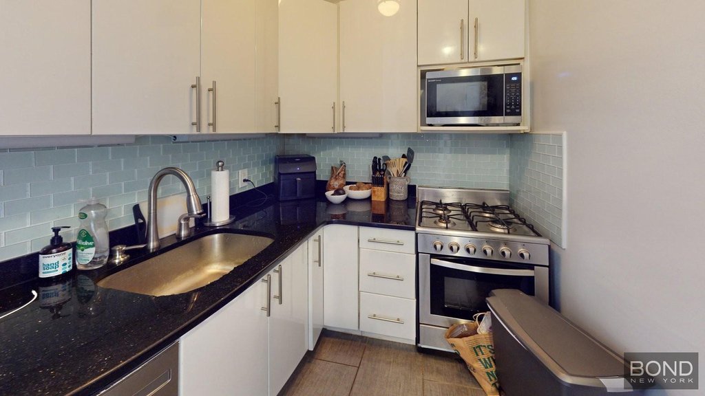 155 East 34th Street, Unit 18L photo 3