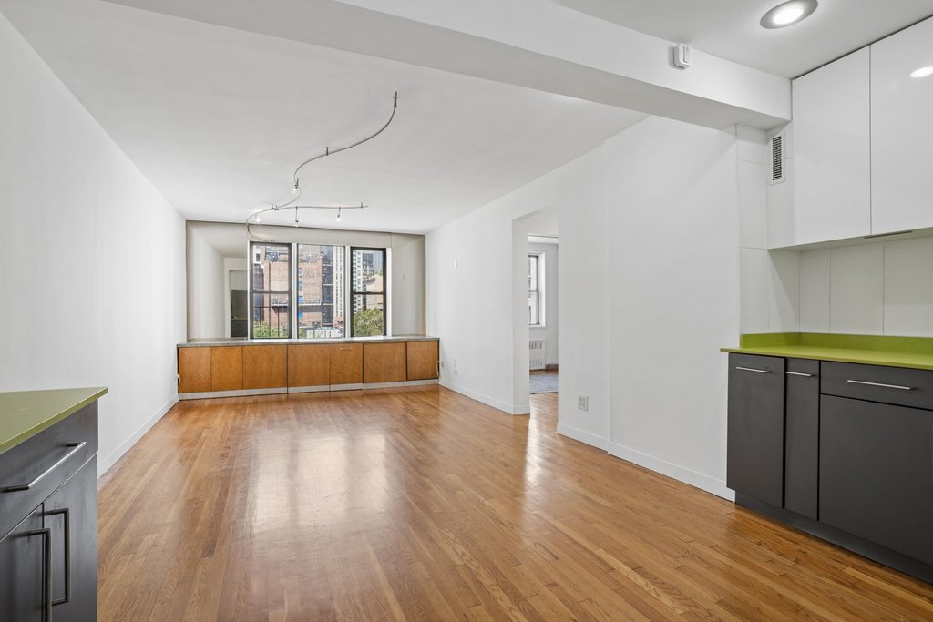 200 East 28th Street, Unit 6B photo 2