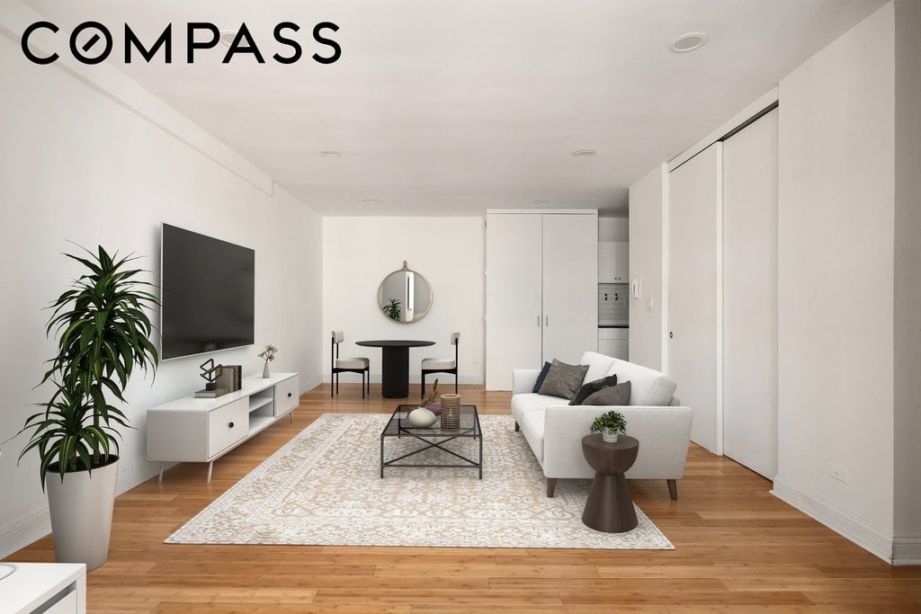 60 East 9th Street, Unit 520 photo 2