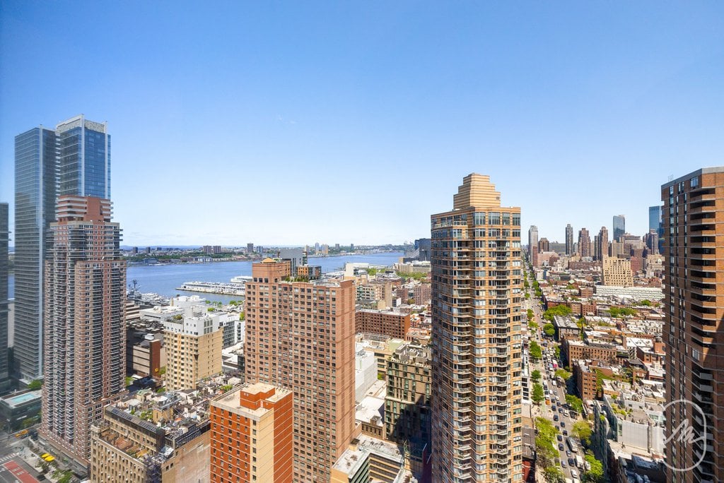 561 Tenth Avenue, Unit 23D photo 2
