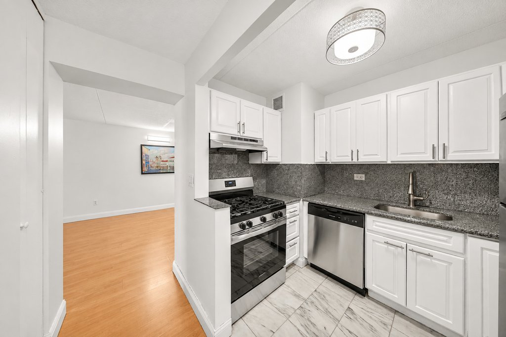 220 Manhattan Avenue, Unit 4K photo 9