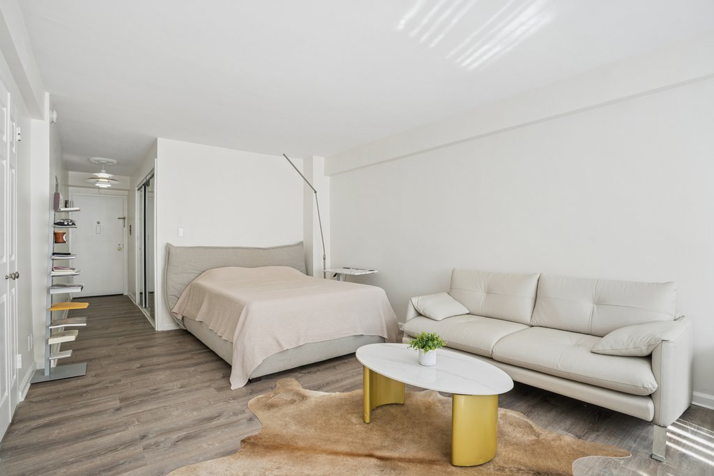 310 West 56th Street, Unit 6J photo 2