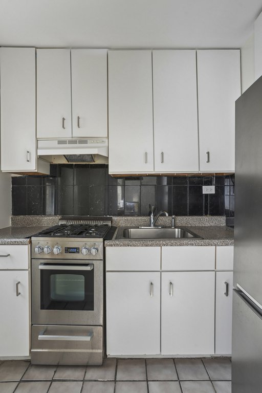 310 West 56th Street, Unit 6J photo 3