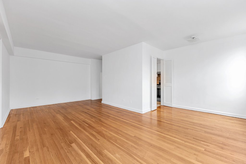67-07 Yellowstone Boulevard, Unit 5F photo 2