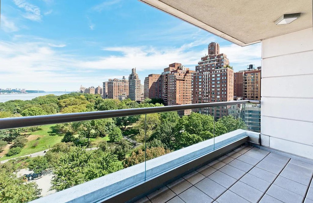 240 Riverside Boulevard, Unit 10AT photo 3