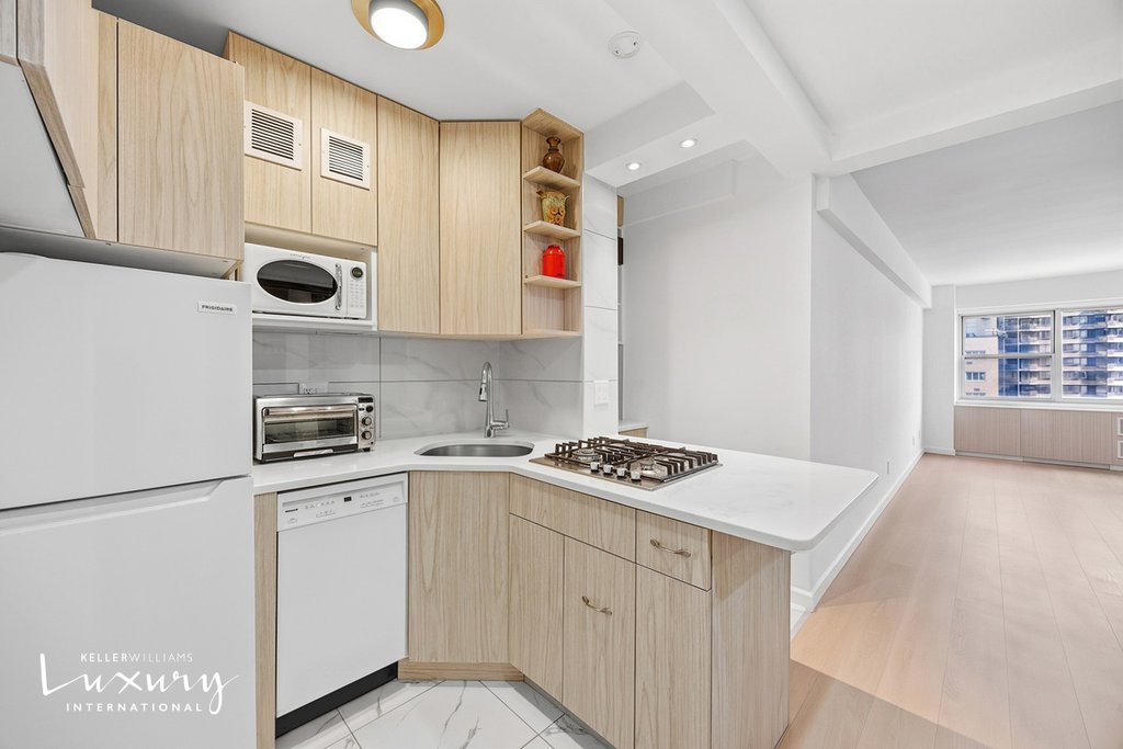 333 East 46th Street, Unit 17E photo 14