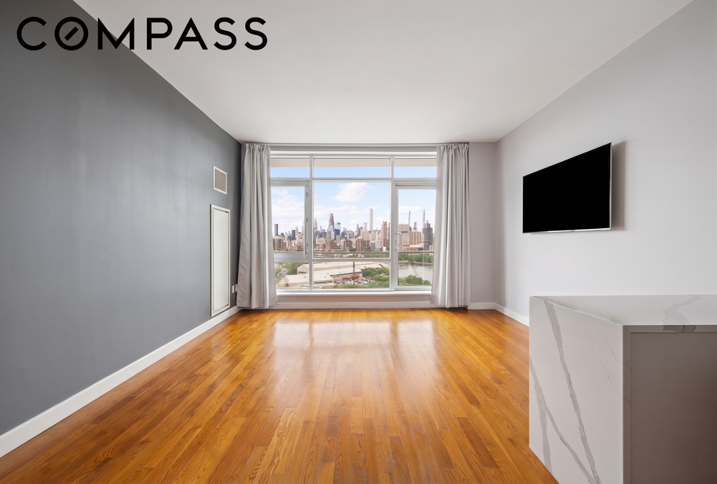 11-24 31st Avenue, Unit 15B photo 2