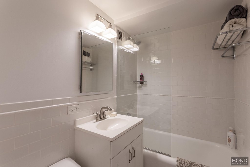 5 Tudor City Place, Unit 1636 photo 5