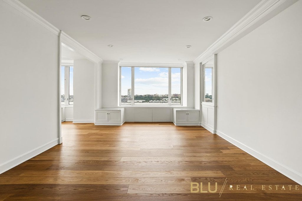 220 Riverside Boulevard, Unit 15J photo 2